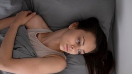 La Universidad de Yale prende las alarmas: estas son las actividades que haces antes de dormir que te impiden conciliar un sueño apacible durante la noche