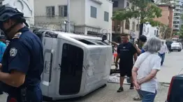 En fotos: bomberos atienden colisión entre tres vehículos en Caracas