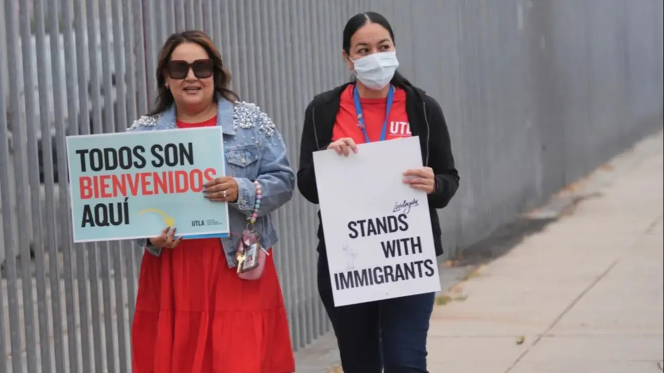 ¡Regreso a clases en Los Angeles! Escuelas despliegan zonas seguras para estudiantes migrantes: voluntarios ayudan a los niños