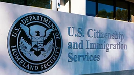 USCIS revela cuáles migrantes en EE.UU. califican para apoyo por desastres y crisis