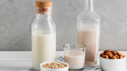 "No existe la leche de soya o de almendra". Afamado médico europeo lanza un bombazo sobre las llamadas bebidas vegetales y prende las alarmas