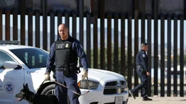 Cae un hombre por tráfico de inmigrantes en frontera de Texas: así los ocultaba en su camión 