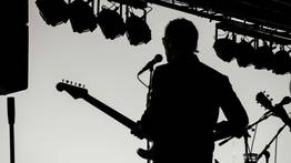 De profesor a ícono de la musica: el artista que surgió desde abajo y hoy tiene un detalle con sus exalumnos