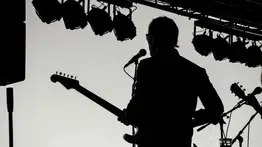 De profesor a ícono de la musica: el artista que surgió desde abajo y hoy tiene un detalle con sus exalumnos