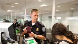 ¿Por qué dos cubanos con residencia en Estados Unidos podrían perderlo todo tras viajar a la isla?