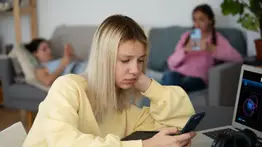 ¿Subes fotos y videos a tus redes sociales durante todo el día? Revisa las enfermedades mentales sobre las que alertan Harvard, Yale y Oxford