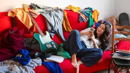 Lo que tienen en común todas las personas que dejan su ropa tirada en las sillas: tratan de evitar estas situaciones