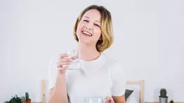 Recomendación desde la Cleveland Clinic: agrégale el jugo de esta fruta al agua en ayunas para controlar el peso y evitar cálculos renales