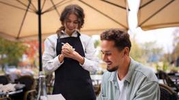 No siempre es por tacaño: expertos revelan la naturaleza mental de quienes no dejan propinas a los camareros en los restaurantes