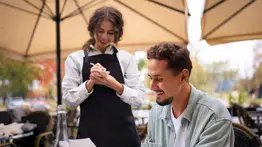 No siempre es por tacaño: expertos revelan la naturaleza mental de quienes no dejan propinas a los camareros en los restaurantes