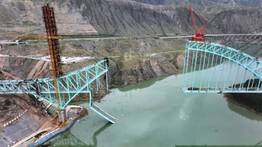 ¡Tragedia en China! Cientos de rescatistas buscan víctimas tras el colapso de un puente 