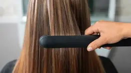 ¡Alerta en peluquerías! La técnica de alisado de cabello que puede dañar tu salud: tus riñones están en peligro