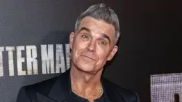 Una batalla judicial sacude a Robbie Williams: envuelto en polémica por uno de sus éxitos musicales