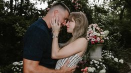 Una joya única: todos los detalles sobre el anillo de compromiso de Taylor Swift 
