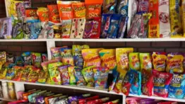 ¡Alerta sanitaria en EEUU! Retiran del mercado una popular golosina que podría enfermarte: así puedes identificarla