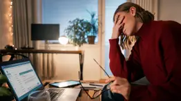 Trabajador comprometido o adicto al trabajo? Estas son las señales del workaholism y los daños a tu salud mental