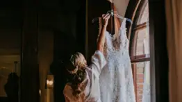 Con las manos vacías: la razón por la que varias novias se quedaron sin su vestido en EE.UU.