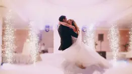 Desde presentaciones de JLo hasta un vestido con cola de 25 metros: las bodas más caras y exóticas de las celebridades multimillonarias