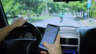 Ni para ver el GPS: lo que ahora prohíbe la ley en California a los conductores Ni para ver el GPS: lo que ahora prohíbe la ley en California a los conductores