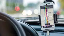 Evita multas de hasta $50 en California: esta es la forma correcta de usar el celular mientras manejas