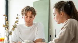 ¿Problema cultural o trastorno mental? La ciencia explica por qué hay personas que no ven a los ojos cuando hablan con otra