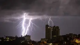 ¿Bañarse o lavar platos durante una tormenta eléctrica?: conoce qué dicen los expertos