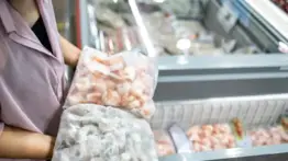 Otra vez en menos de un mes: la FDA retira camarones contaminados en 20 estados de EE. UU.