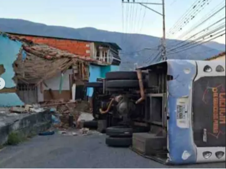 Accidente de tránsito en Mérida deja varios heridos: autobús impacta contra una vivienda