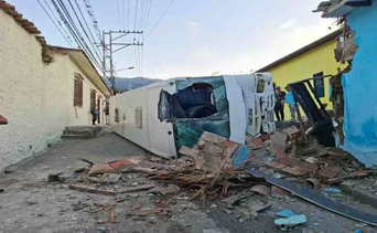 Accidente de tránsito en Mérida deja varios heridos: autobús impacta contra una vivienda