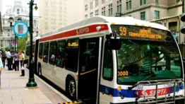 Una victoria para los usuarios: transporte público de este estado de EE. UU. suspende aumentos tras fallo judicial