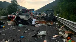Brutal choque de autobús en Italia deja seis muertos: usan helicópteros para rescatar a los heridos