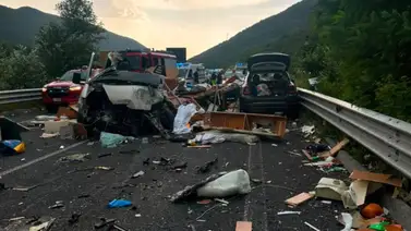 Brutal choque de autobús en Italia deja seis muertos: usan helicópteros para rescatar a los heridos Brutal choque de autobús en Italia deja seis muertos: usan helicópteros para rescatar a los heridos