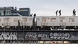 En video: drones policiales graban la captura de adolescentes realizando maniobras sobre el metro de NY