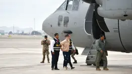 Keiko Fujimori recibe a 10 peruanos repatriados: volvieron en el avión que expulsó a tres venezolanos con condena cumplida