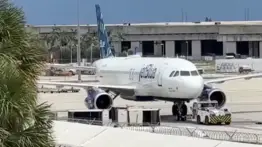 Falla en la seguridad del aeropuerto de Florida: hallan a un sujeto durmiendo dentro de un avión