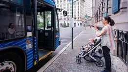 Alivio para las madres neoyorquinas: autorizan "cochecitos abiertos" de bebés en todos los autobuses