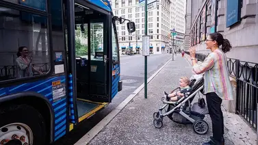 Alivio para las madres neoyorquinas: autorizan "cochecitos abiertos" de bebés en todos los autobuses Alivio para las madres neoyorquinas: autorizan "cochecitos abiertos" de bebés en todos los autobuses