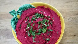 Un colorido dip para las meriendas domingueras: Hummus de remolacha 