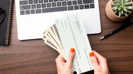 Gobierno de NY enviará cheques de hasta $200 a partir de esta fecha: requisitos y por qué llegarán sin solicitarlo