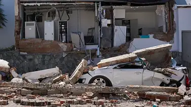 En imágenes: familia logra salir de su casa segundos antes de desplomarse una vivienda tras el terremoto En imágenes: familia logra salir de su casa segundos antes de desplomarse una vivienda tras el terremoto