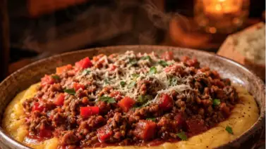 Polenta cremosa con salsa de carne: así puedes preparar este clásico y económico plato en 30 minutos Polenta cremosa con salsa de carne: así puedes preparar este clásico y económico plato en 30 minutos