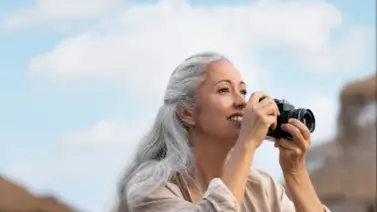 Canas radiantes a los 60: claves para combatir el encrespamiento y devolver la suavidad a la melena Canas radiantes a los 60: claves para combatir el encrespamiento y devolver la suavidad a la melena