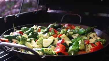 Wok de verduras y quinoa: nutrición y sabor en un solo plato Wok de verduras y quinoa: nutrición y sabor en un solo plato