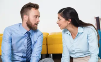¿Por qué algunas personas interrumpen al hablar? Conoce los factores psicológicos de una mente acelerada
