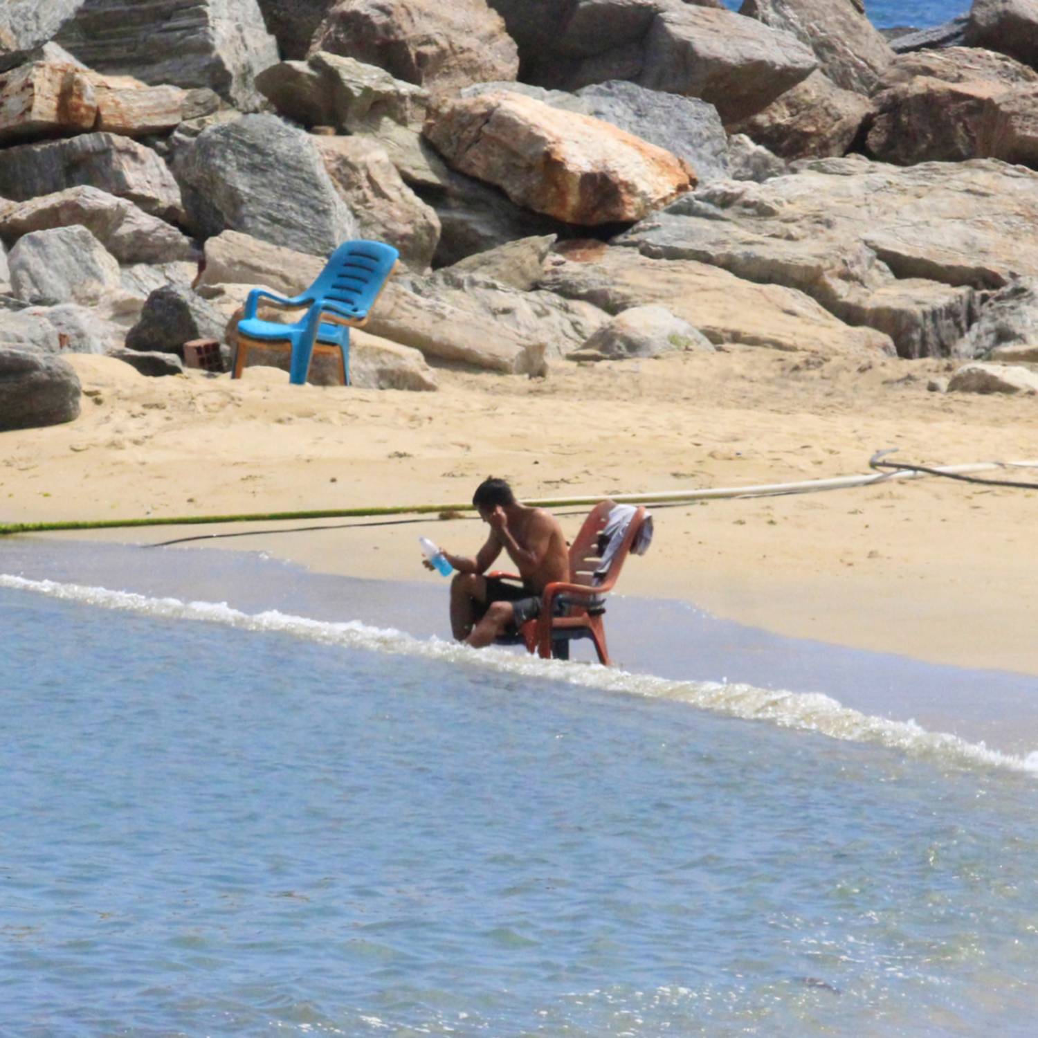 Playas se encuentran solas y con varios daños: permanecen inhabilitados los balnearios de Macuto y Caraballeda