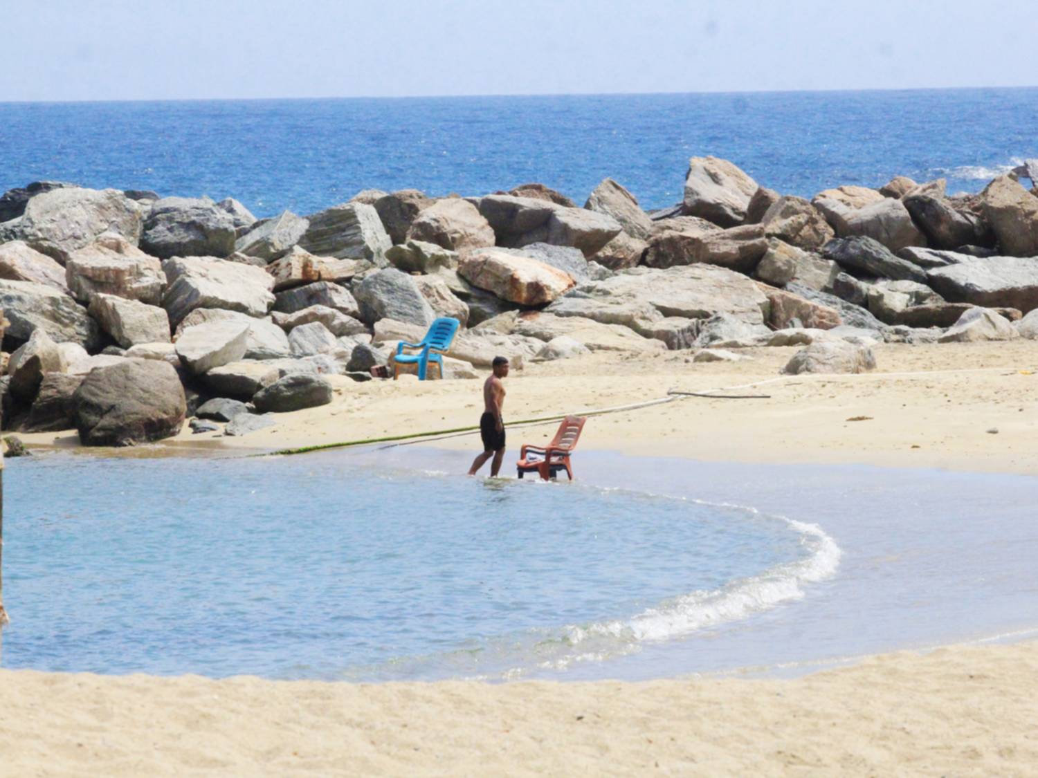Playas se encuentran solas y con varios daños: permanecen inhabilitados los balnearios de Macuto y Caraballeda