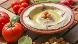 Varios de los buenos se reúnen en un dip: Hummus de aguacate 
