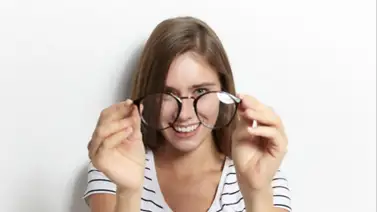 Hábitos cotidianos que destruyen tus cristales: manera correcta de limpiar tus lentes Hábitos cotidianos que destruyen tus cristales: manera correcta de limpiar tus lentes