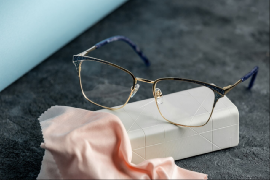 Hábitos cotidianos que destruyen tus cristales: manera correcta de limpiar tus lentes
