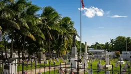 Búsqueda de asaltantes de mausoleos: rastrean a tres personas por robos de más de $ 35 mil en nichos de Florida
